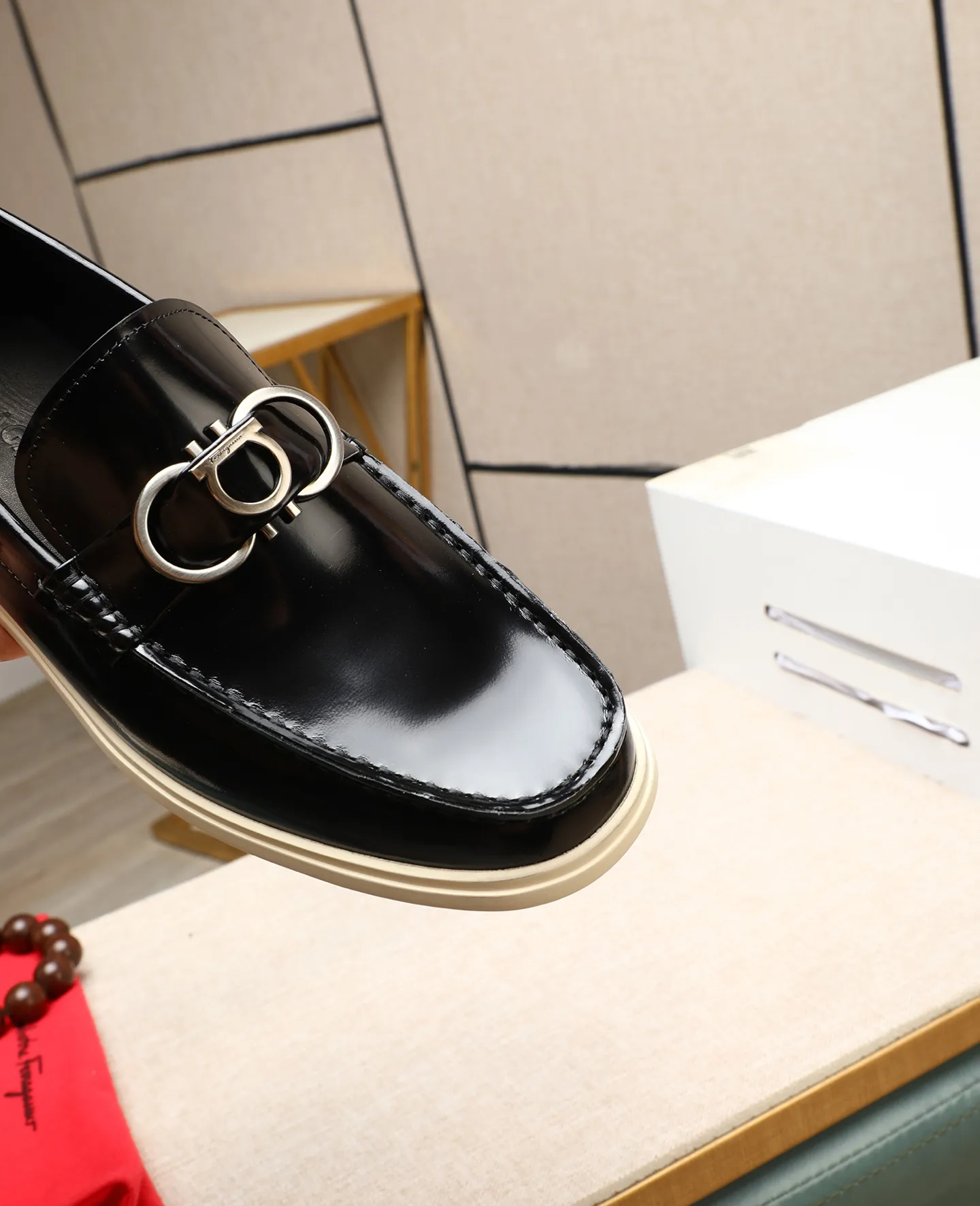 Men's shoes 💰580 📛📛(water-dyed cow lining) Salvatore Ferragamo high-end (Salvatore Ferragamo) is the top international luxury footwear brand. It comes from the fashion kingdom of Italy. It is famous all over the world for its traditional handmade design and novel styles... 🚶🏻🚶🏻New suit shoes are available simultaneously at the counter. This style is purely handmade. The fabric is imported Italian calfskin➕Soft water-dyed cowhide lining. Original authentic outsole🌀🌀Size: 38➖44 (45 46 customized)